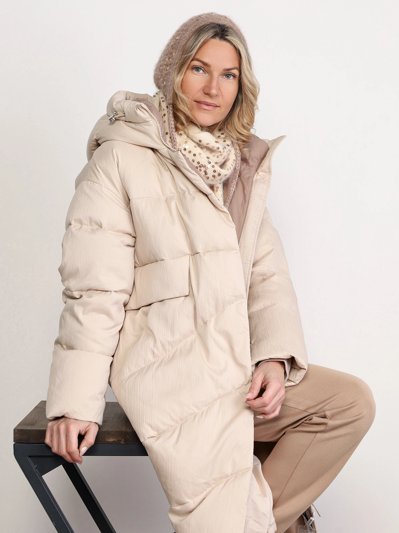 Пуховик бежевого цвета с капюшоном